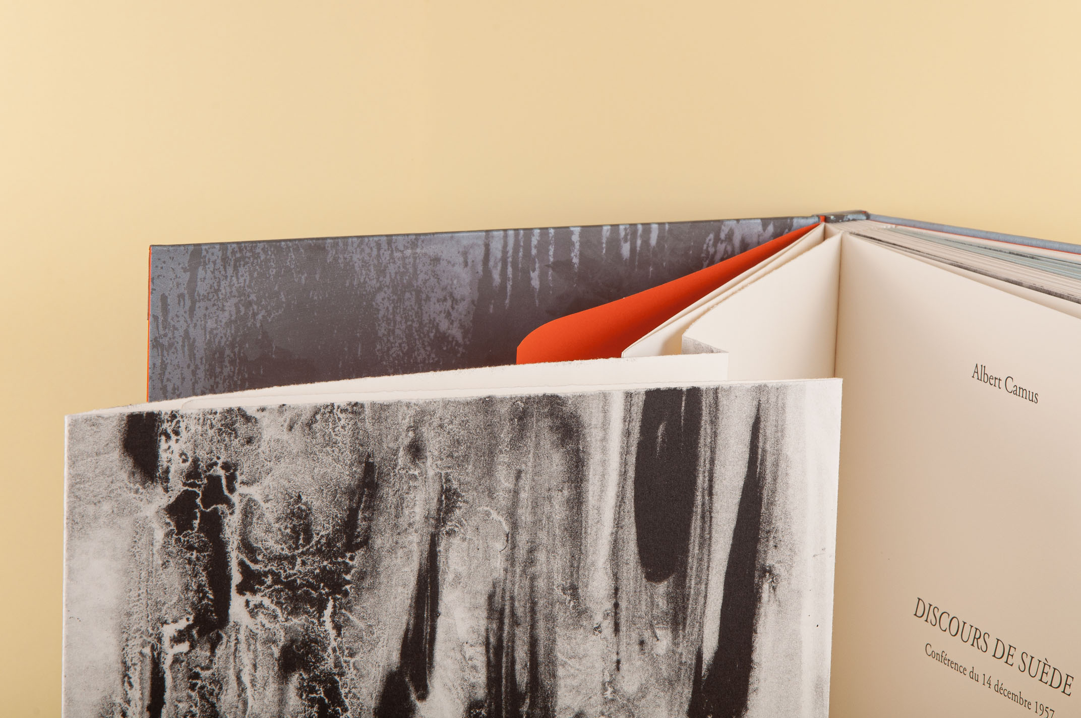 Vue de l'intérieur de la reliure et de quelques pages du livre