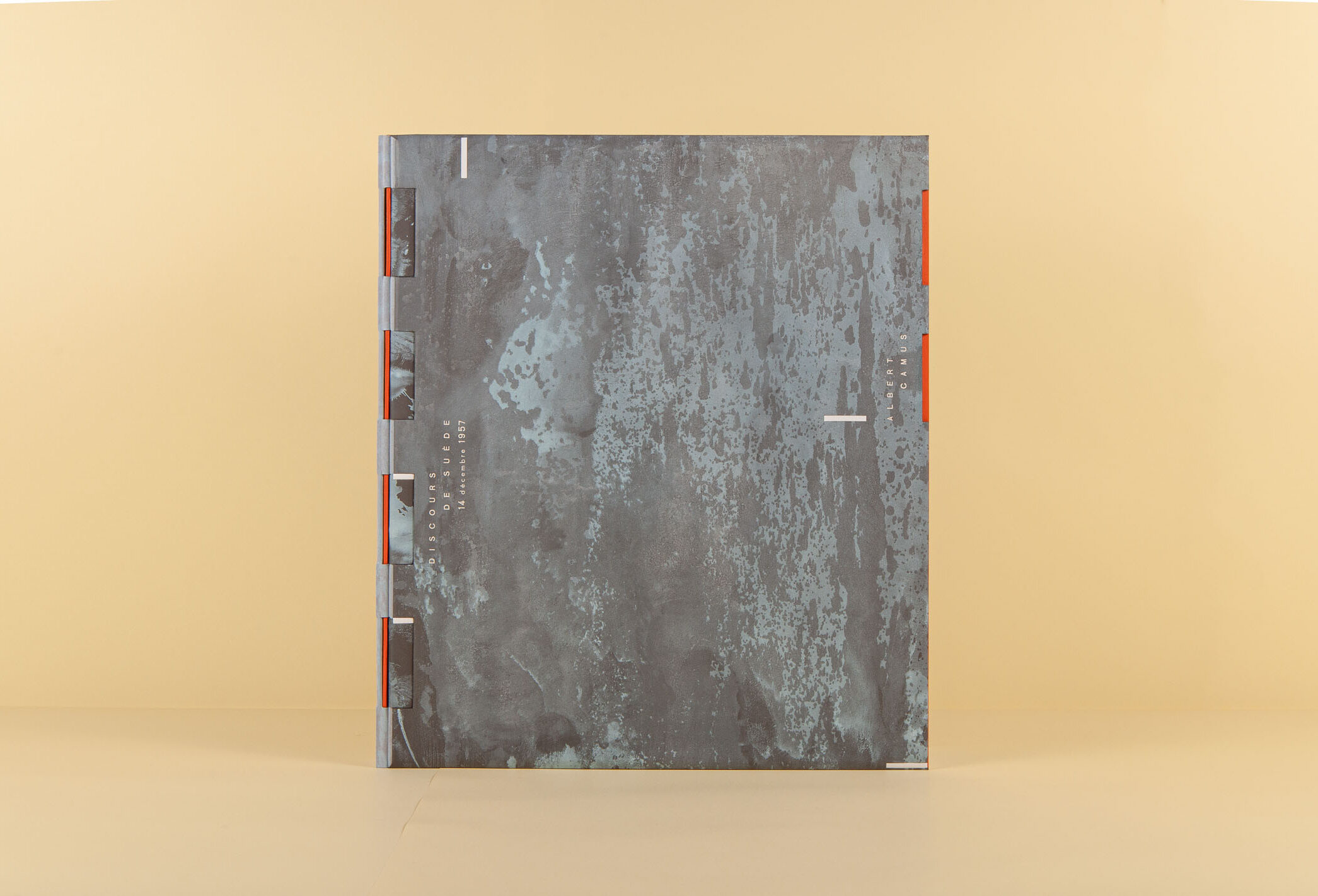 vue du plat avant de la reliure en cuir gris et orange
